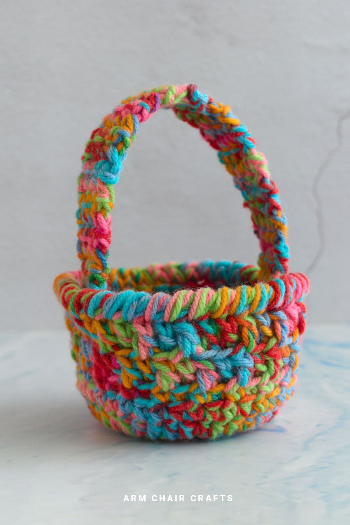 Crochet basket with handle.