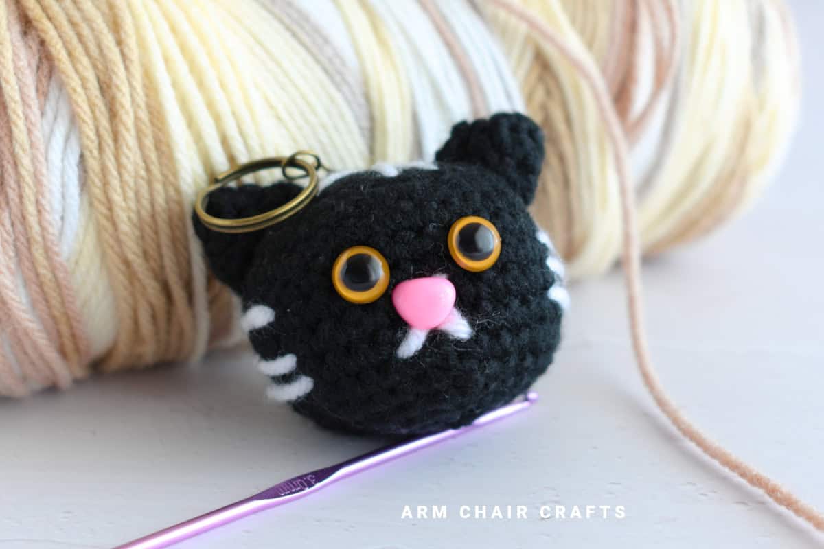 Amigurumi cat keychain.