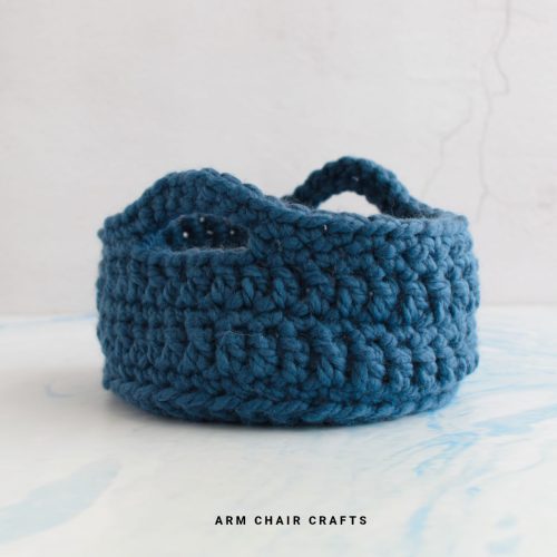 Crochet basket with handle.