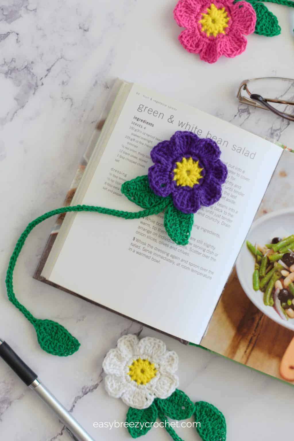 Flower crochet bookmark.