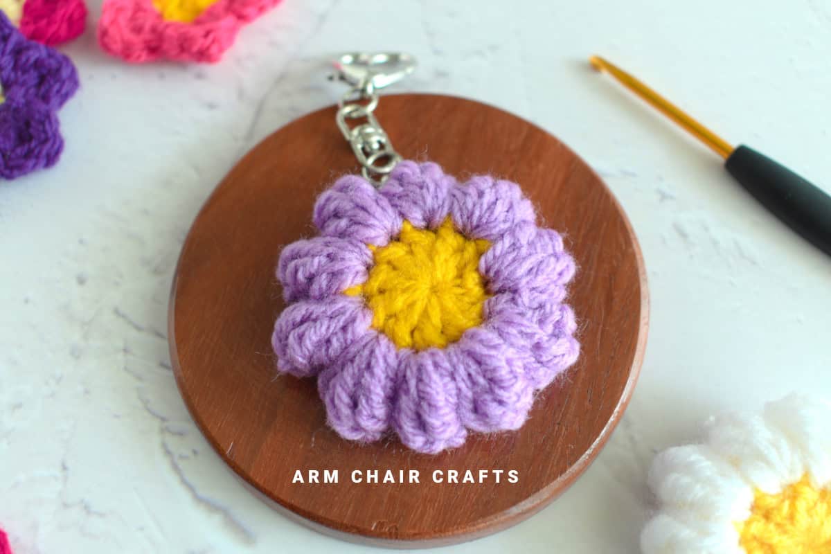 Daisy crochet keychain.