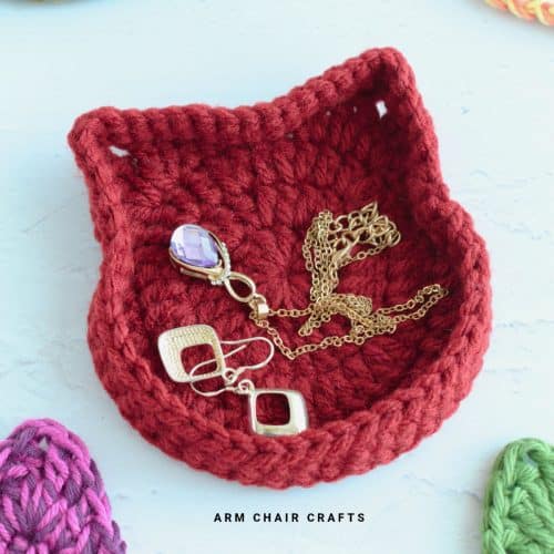 Red cat crochet trinket box.